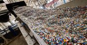 Plastikowe cegły z recyklingu. Wyglądają jak klocki, a budują z nich nawet szkoły