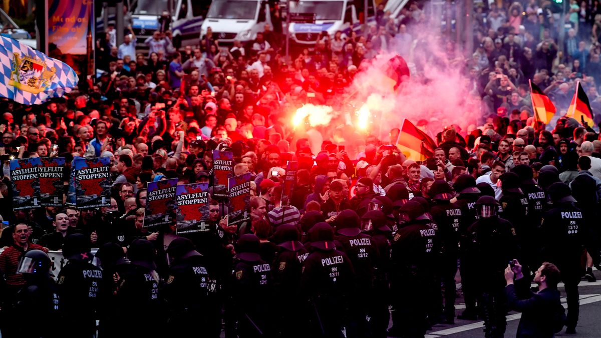 Zdjęcie okładkowe artykułu: PAP/EPA / EPA/FILIP SINGER  / Na zdjęciu: protesty w Chemnitz