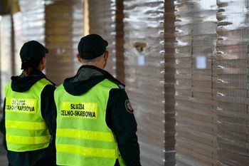 Ciężarówka z Litwy skrywała ogromny ładunek podróbek. KAS przejęła ponad milion opakowań