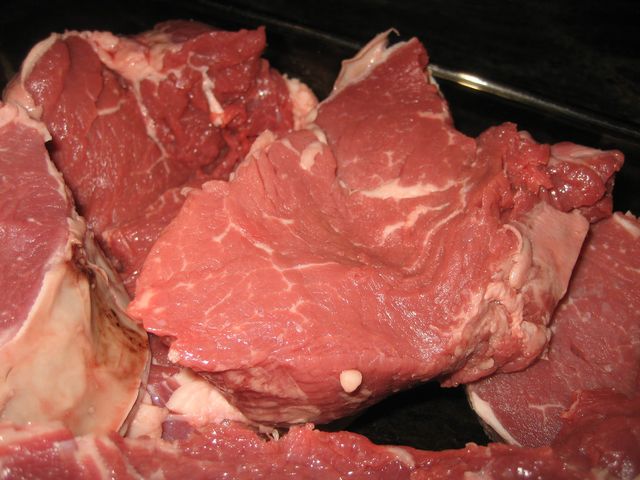 Surowy mostek wołowy z wewnętrznej części bez kości (mięso i tłuszcz)