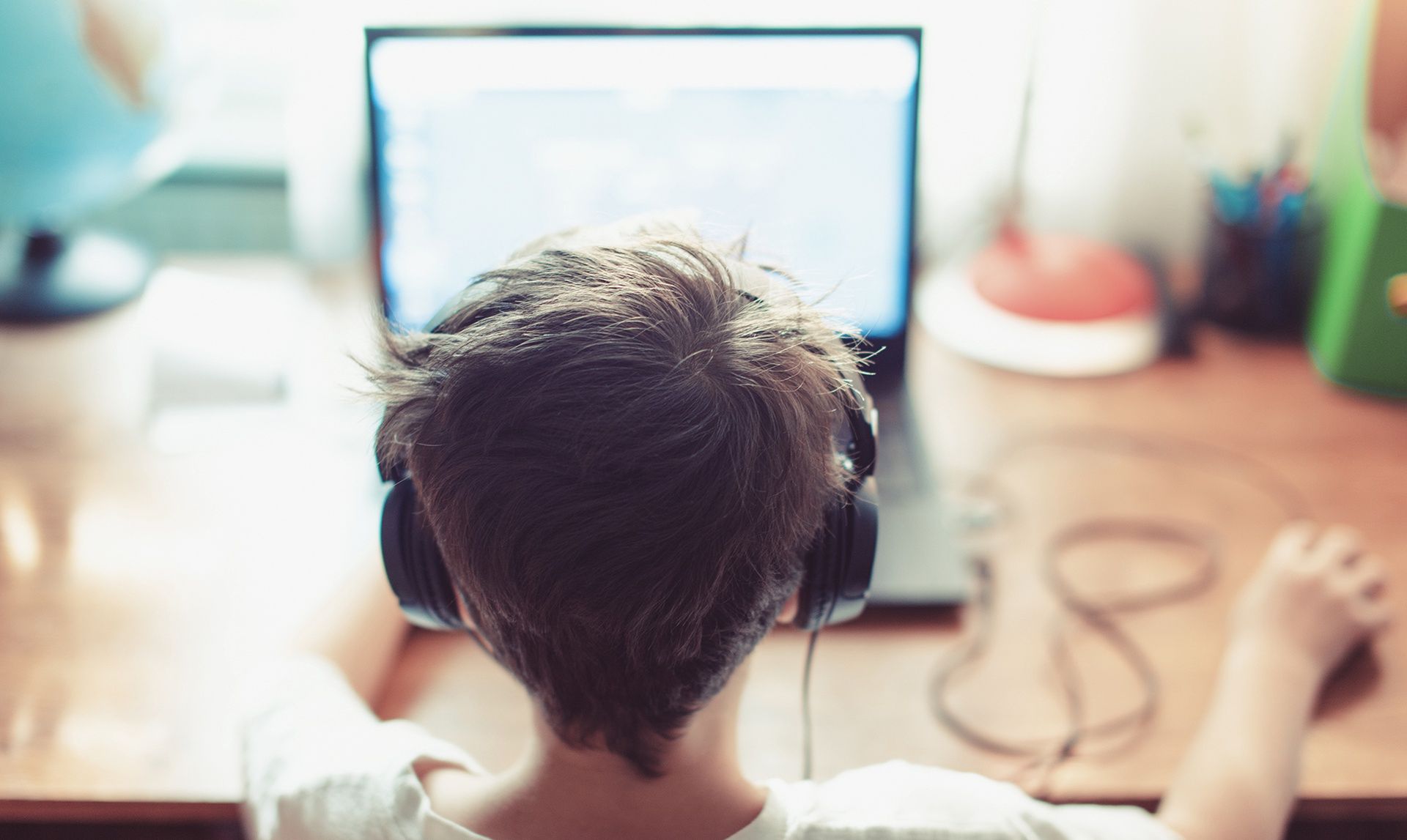 Ochrona dla najmłodszych - Norton 360 Deluxe można zainstalować na 5 urządzeniach, np. smartfonach czy komputerach dzieci – zabezpieczymy je przed wirusami i otrzymamy dostęp do kontroli rodzicielskiej. 