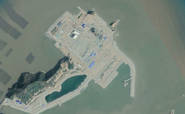 Zdjęcie satelitarne wyspy, na której trwa budowa