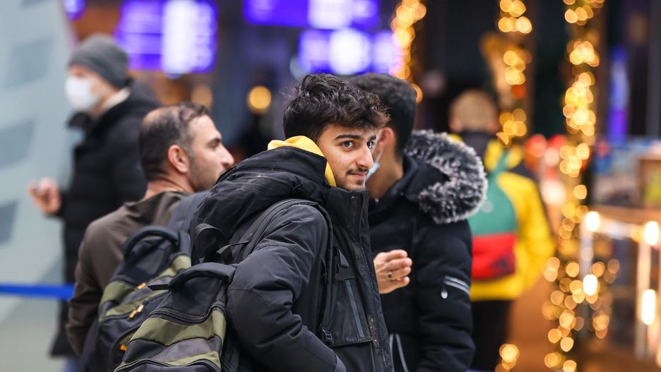 Kryzys na granicy. Pierwszy samolot z migrantami wystartował z Mińska. Na zdjęciu migranci z Iraku oczekujący na lot na lotnisku w Mińsku 