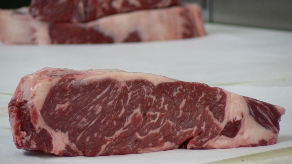 Surowy mostek wołowy z wewnętrznej części bez kości (mięso i tłuszcz, III klasa mięsa)