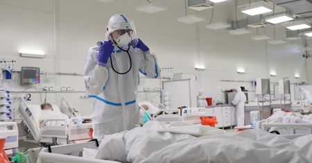 Lekarz o zakażonych w szpitalu. "Sporo małych dzieci, starsi i menele”