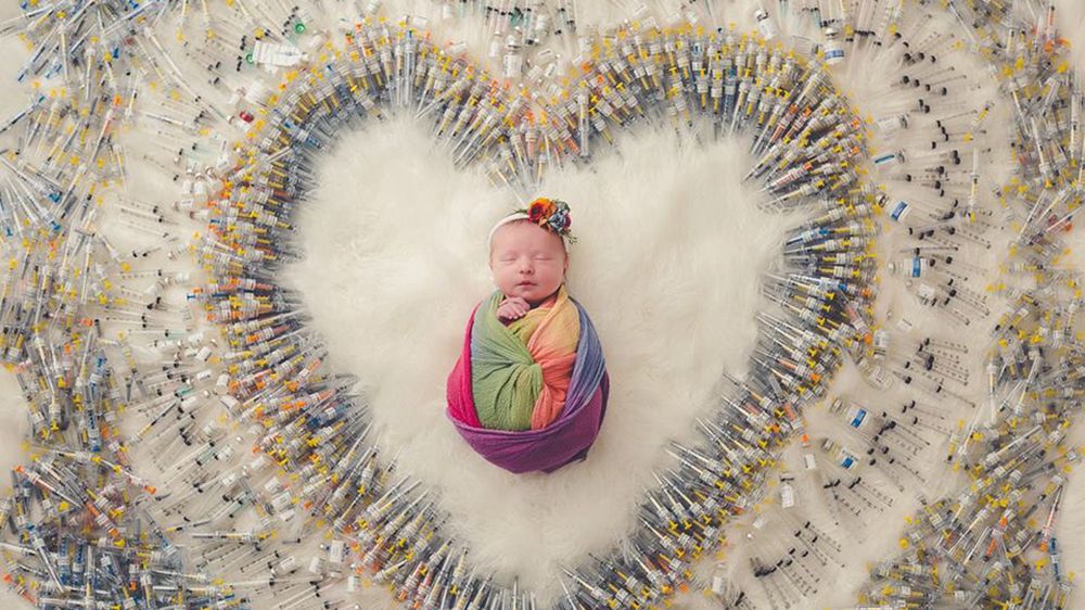 Fotografia noworodka otoczonego 1616 strzykawkami pokazuje poświęcenie matki 1