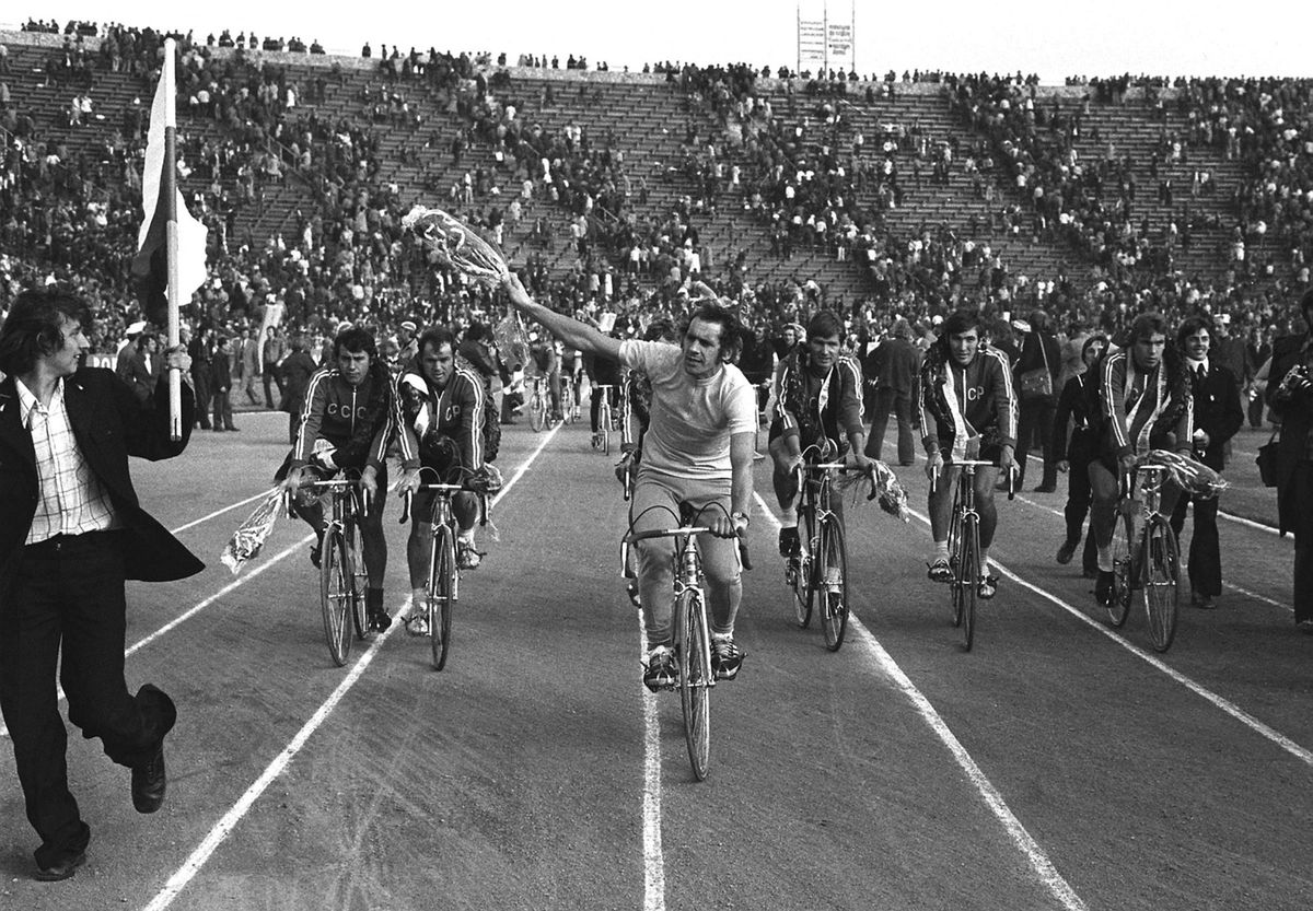 Ryszard Szurkowski na Stadionie X-lecia w Warszawie, podczas rundy honorowej po XXVIII Wyścigu Pokoju w maju 1975 roku