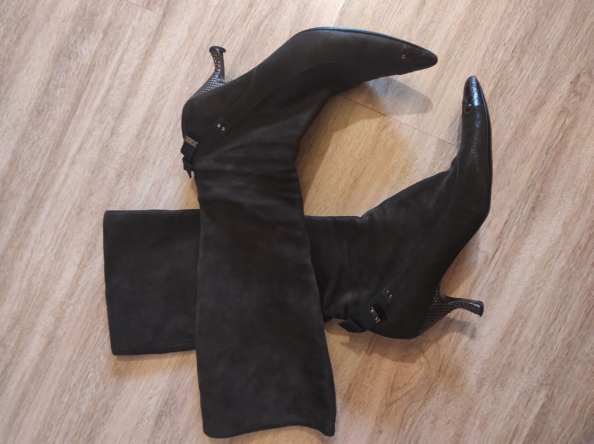 Buty marki Prada znalezione na śmietniku