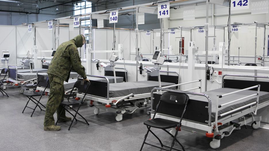 Warszawa. W szpitalu tymczasowym na Stadionie Narodowym zostało już niewiele wolnych łóżek. Wojewoda zapewnia, że służby panują nad sytuacją i każdy potrzebujący otrzyma pomoc