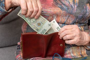 Pracowała 40 lat za minimalną krajową. Oto jej emerytura