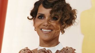 56-letnia Halle Berry pozuje w bikini. Fani pieją z zachwytu: "Twoje piękno PRZETRWAŁO PRÓBĘ CZASU" (FOTO)