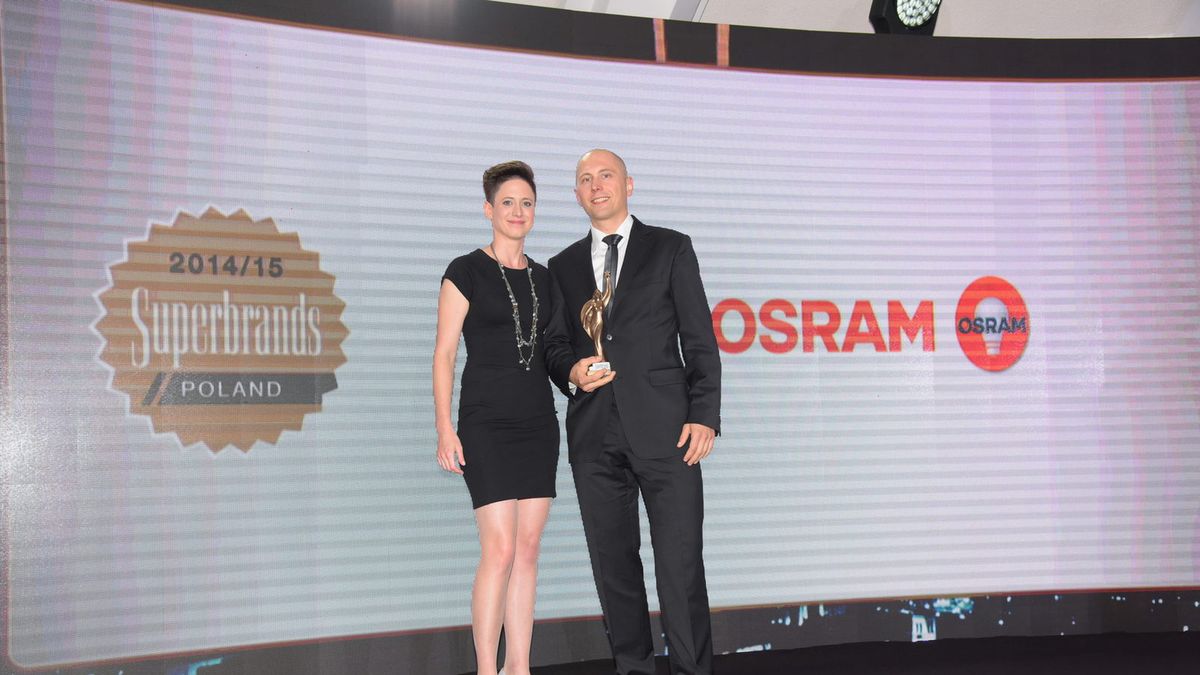 Janusz Mitko, dyrektor działu marketingu firmy OSRAM odbiera statuetkę z rąk Moniki Kowalewskiej, dyrektor projektu Superbrands Polska.