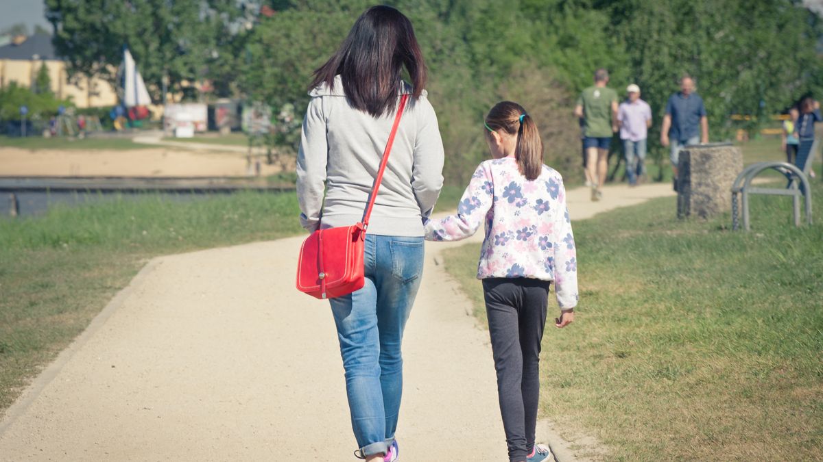 mama, córka, rodzina, rodzice, dziecko, dziewczynka, spacer, wiosna