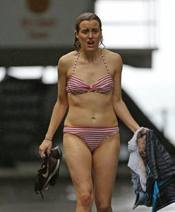 "Orange is the New Black": Taylor Schilling w bikini podczas ulewy