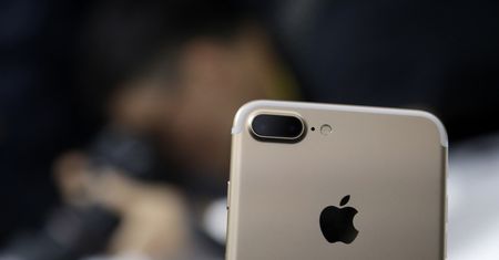 Ponad 45 mln sprzedanych iPhonów, ale akcje w dół. Największa spółka świata podała wyniki