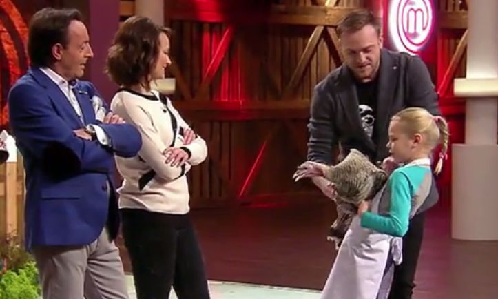 Lena bierze na ręce indyka/ http://masterchefjunior.tvn.pl/