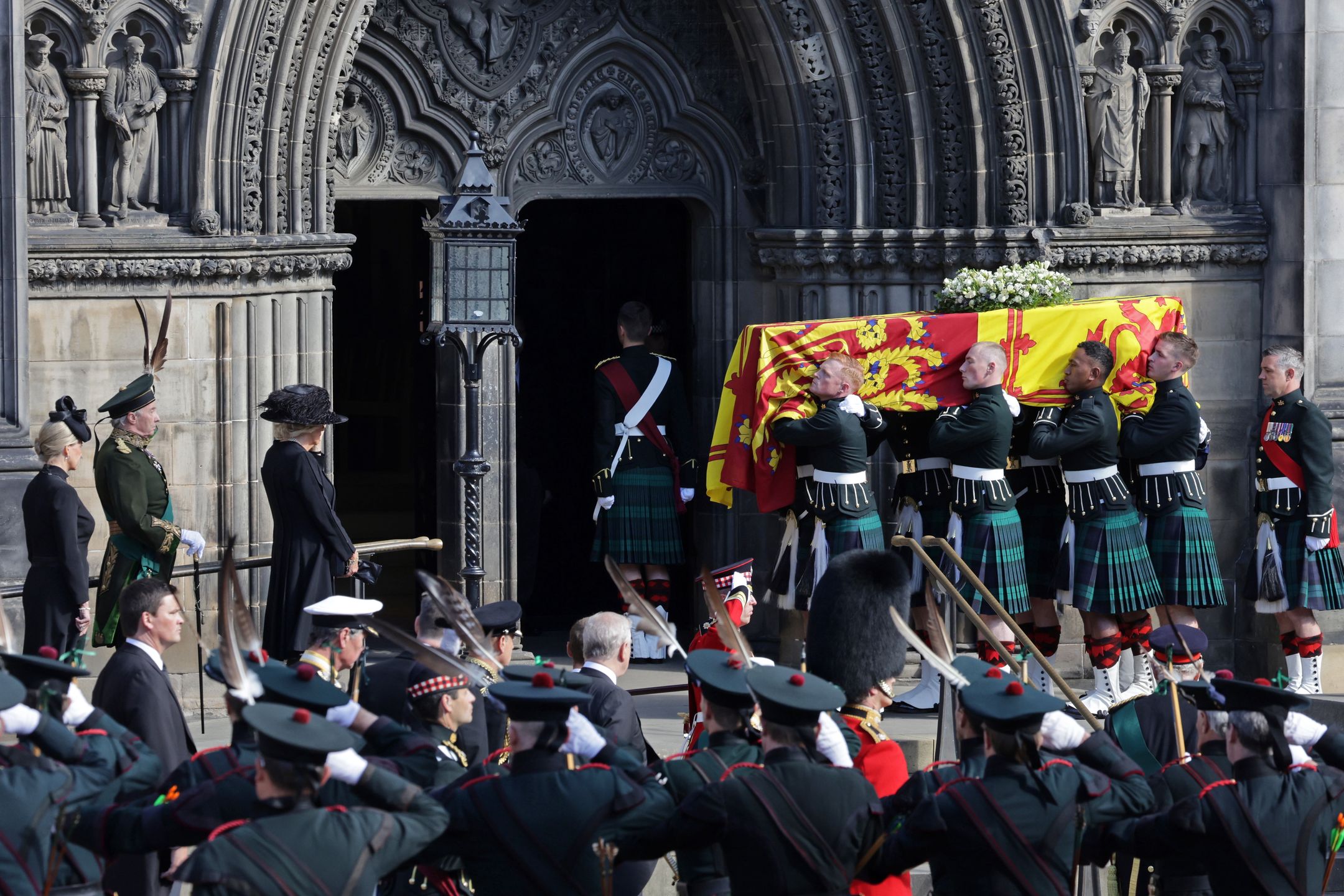 Król Karol III, księżna Anna, książę Edward i książę Andrzej maszerują za trumną królowej Elżbiety II ulicami Edynburga 