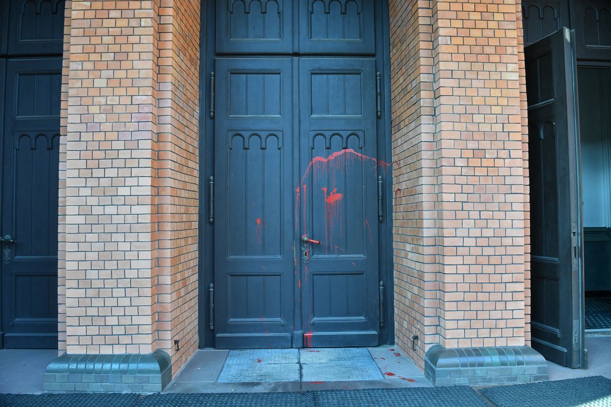 Warszawa. Oblane czerwoną farbą drzwi kościoła pw. św. Augustyna