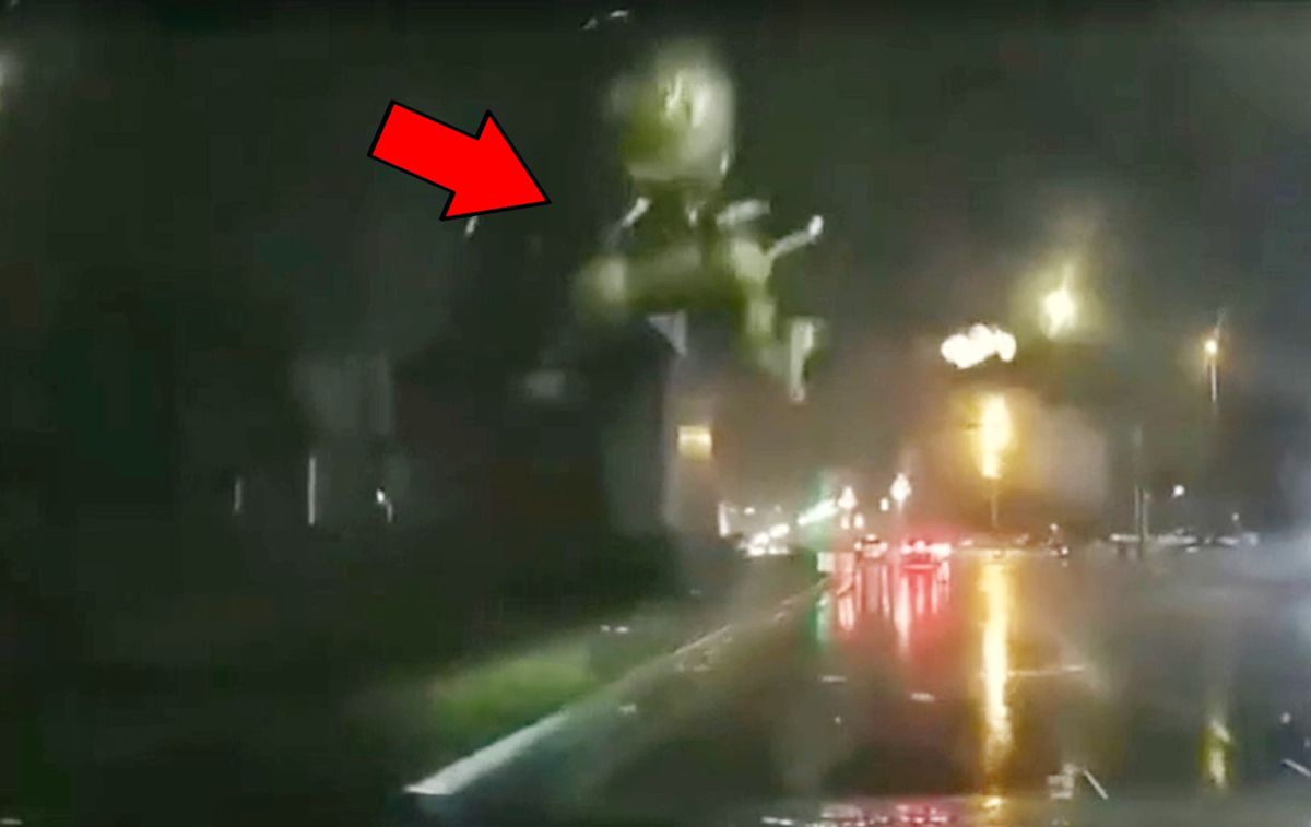 Ogromny, ponad 50-metrowy posąg oderwał się podczas burzy