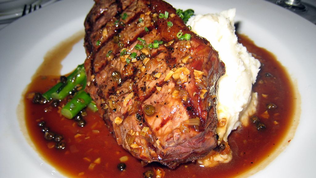 Grillowany mostek wołowy z zewnętrznej części bez kości (mięso i tłuszcz)