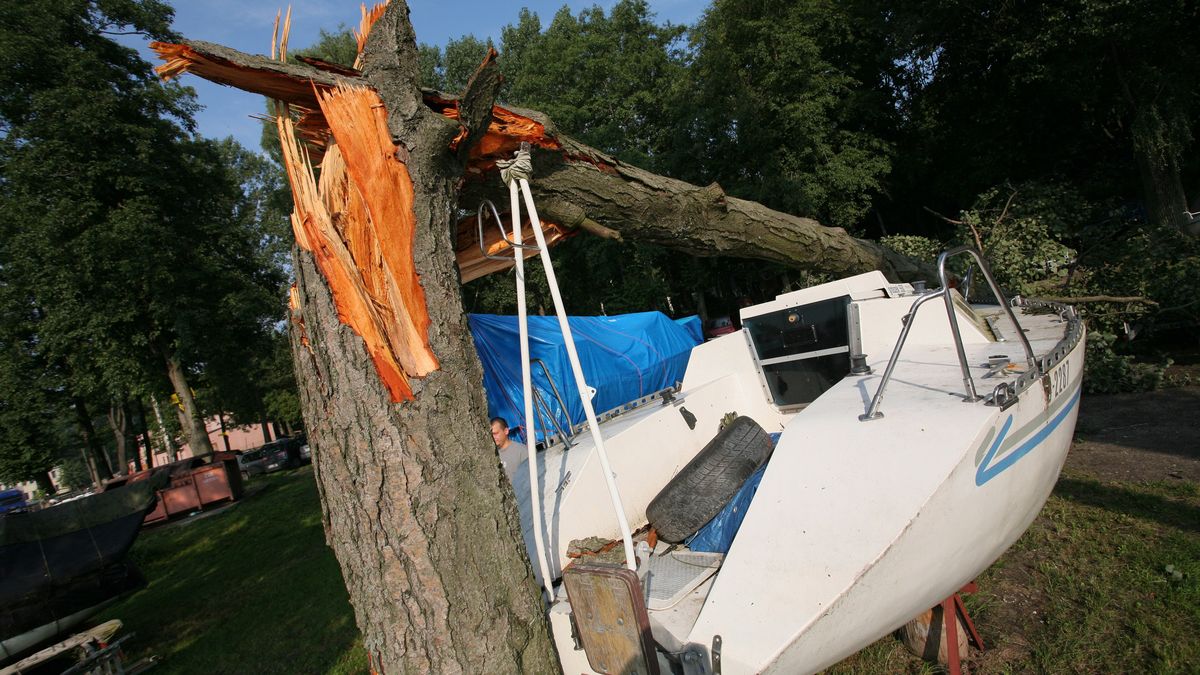 zniszczony jacht w porcie w Giżycku, po nawałnicy, która 21 bm przeszła nad województwem warmińsko-mazurskim