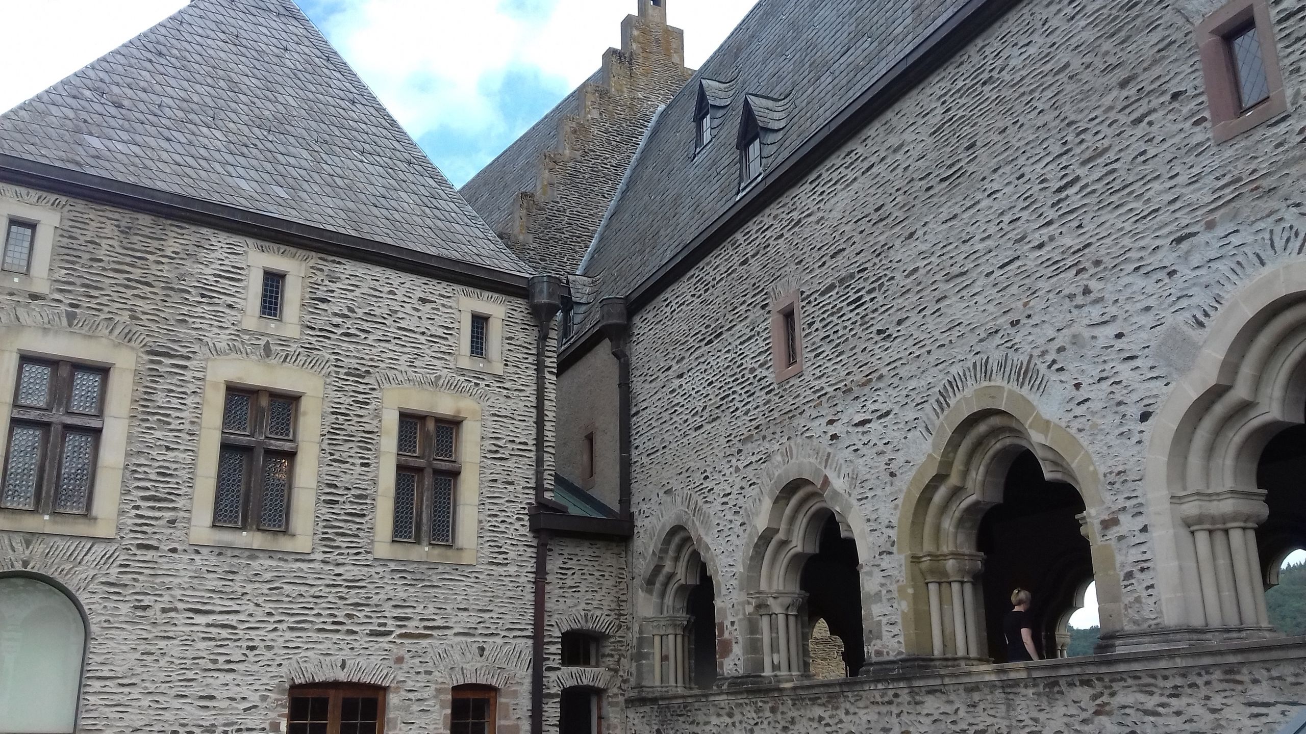 Zamek górujący nad Vianden  zrobi wrażenie zarówno z zewnątrz, jak i w środku