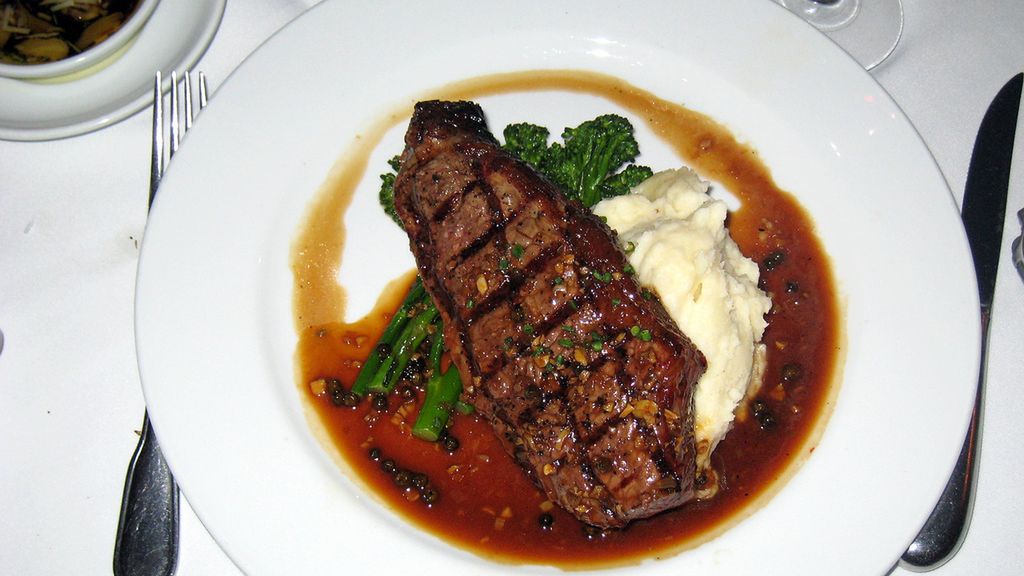 Grillowany mostek wołowy z zewnętrznej części bez kości (mięso i tłuszcz, II klasa mięsa)