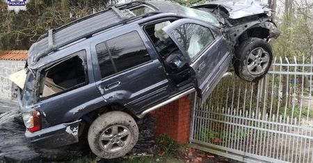 Pijany kierowca uderzył terenówką w ogrodzenie. Jeep zawisł na bramie