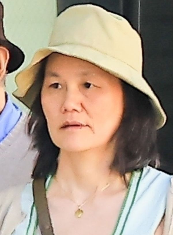 Woody Allen zmierza z żoną Soon-Yi do restauracji