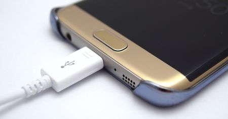 Ładujesz tak telefon? Eksperci alarmują. To może skończyć się bardzo źle!