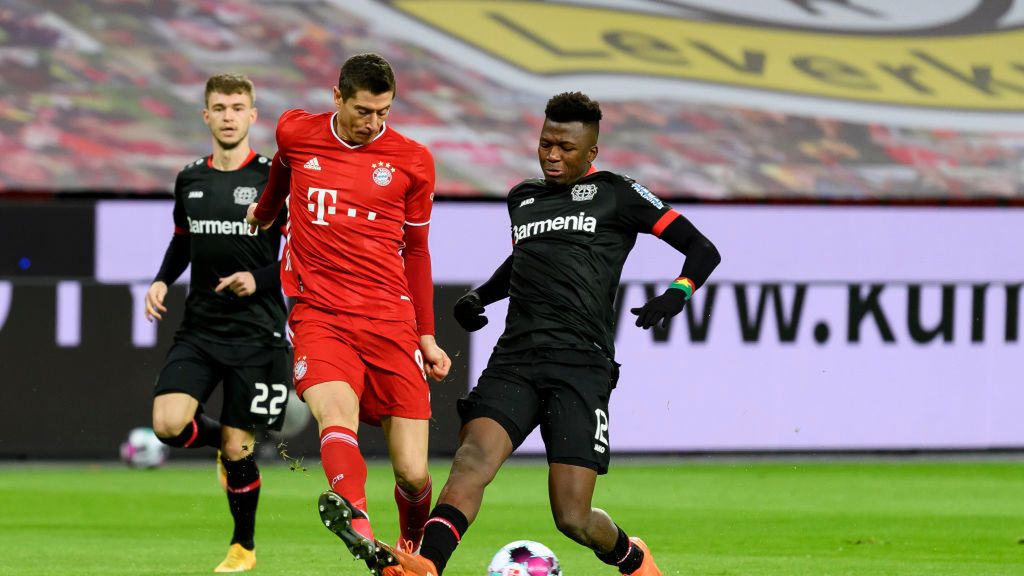 Getty Images / Alex Gottschalk/DeFodi Images / Na zdjęciu: Robert Lewandowski i Edmond Tapsoba