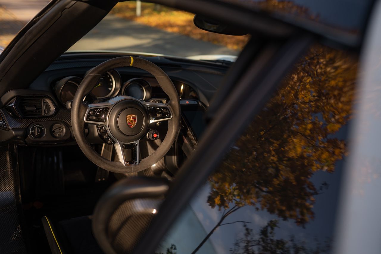 Porsche 918 Spyder vs Porsche 911 Carrera 4 GTS (2025)