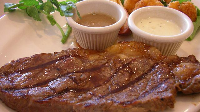 Grillowany mostek wołowy z zewnętrznej części bez kości (mięso i tłuszcz, III klasa mięsa)