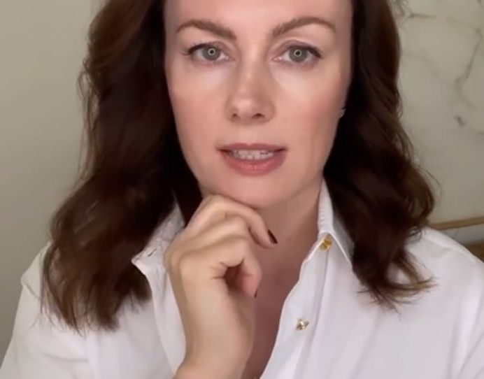 Dermatolożka mówi o odpowiednich ilościach produktów nakładanych na twarz 