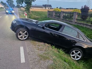 Kierowca audi był tak pijany, że skręcając do domu nie trafił w drogę. Auto kupił dzień wcześniej