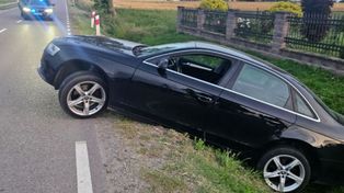Kierowca audi był tak pijany, że skręcając do domu nie trafił w drogę. Auto kupił dzień wcześniej