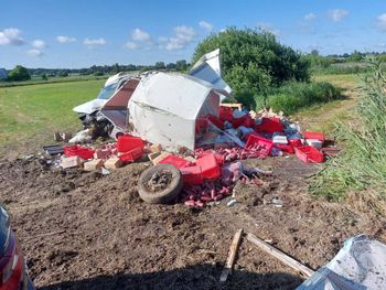 27-latek zasnął za kierownicą dostawczaka. Po dachowaniu auto zostało kompletnie rozbite