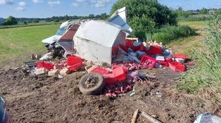 27-latek zasnął za kierownicą dostawczaka. Po dachowaniu auto zostało kompletnie rozbite