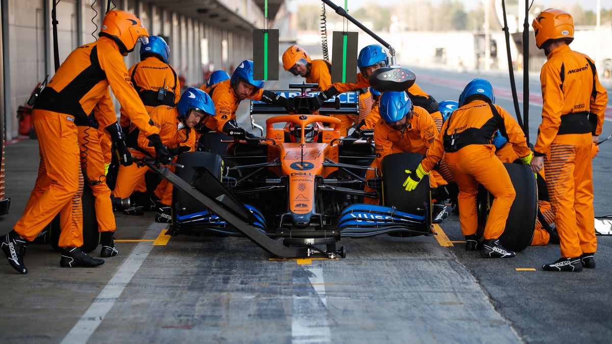 McLaren podczas pit-stopu