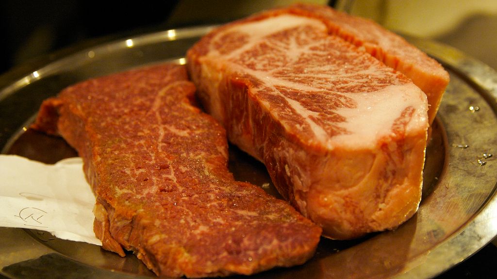 Surowy mostek wołowy z zewnętrznej części bez kości (mięso i tłuszcz)