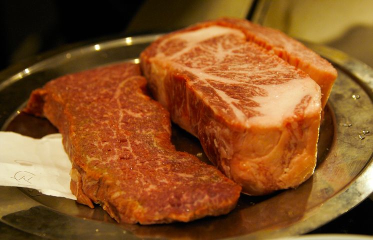 Surowy mostek wołowy z zewnętrznej części bez kości (mięso i tłuszcz)