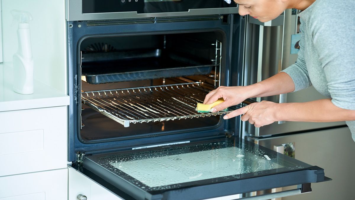 Babciny sposób na zabrudzony piekarnik. Fot. adobestock