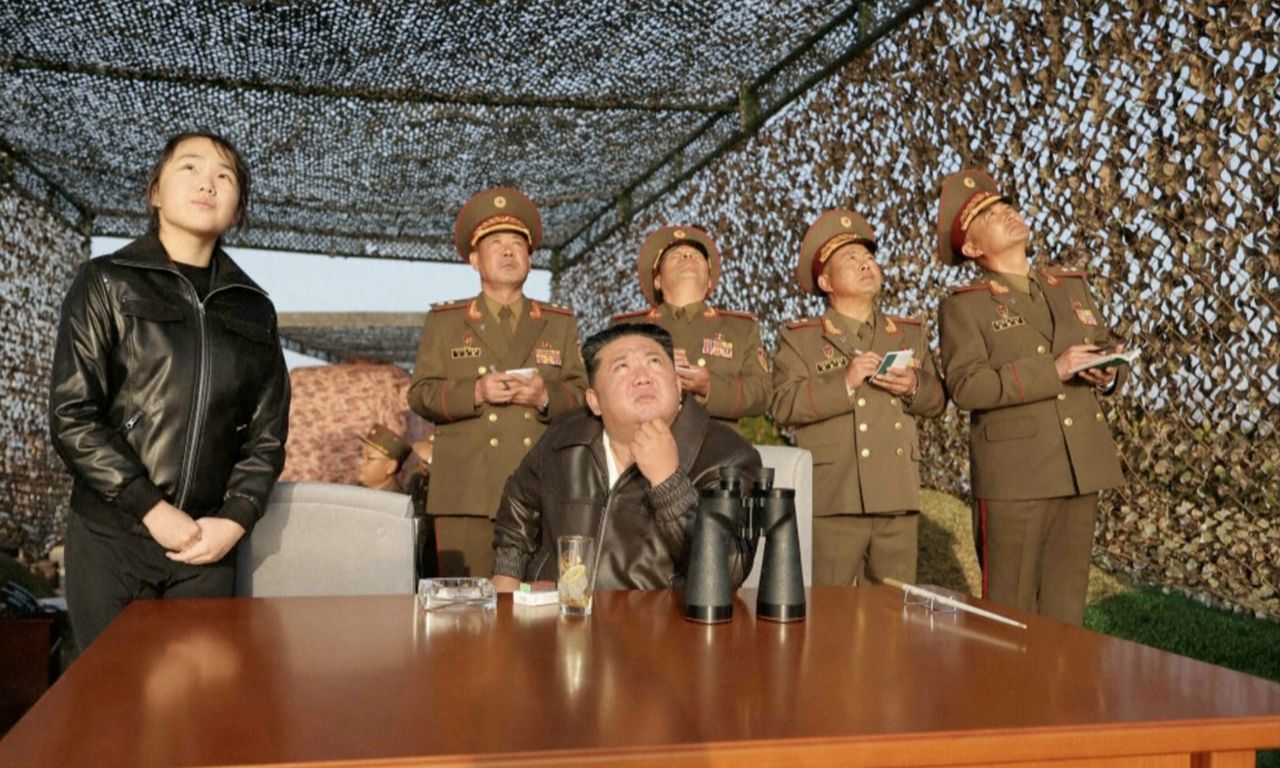 Zdjęcia Kim Dzong Una z córką. Oglądali wystrzał rakiet