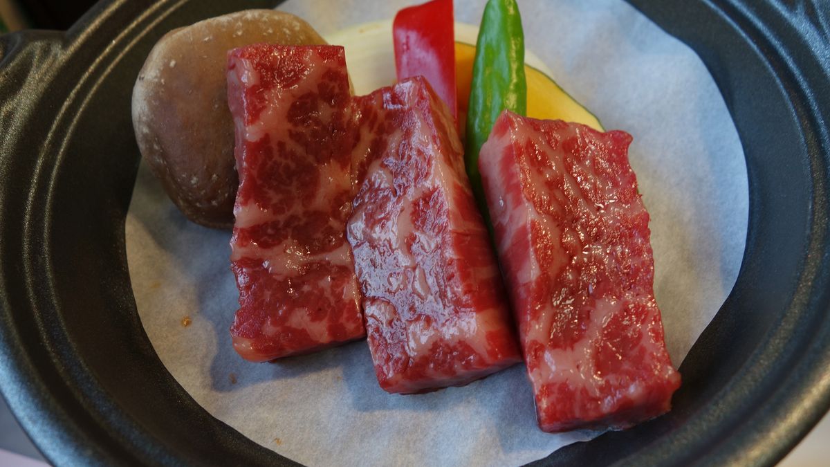 Surowy mostek wołowy z zewnętrznej części bez kości (mięso i tłuszcz, III klasa mięsa)