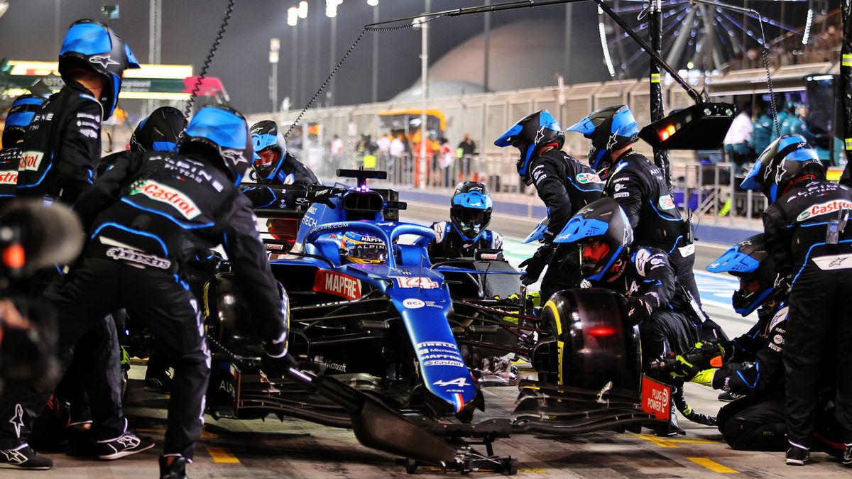 Fernando Alonso podczas pit-stopu