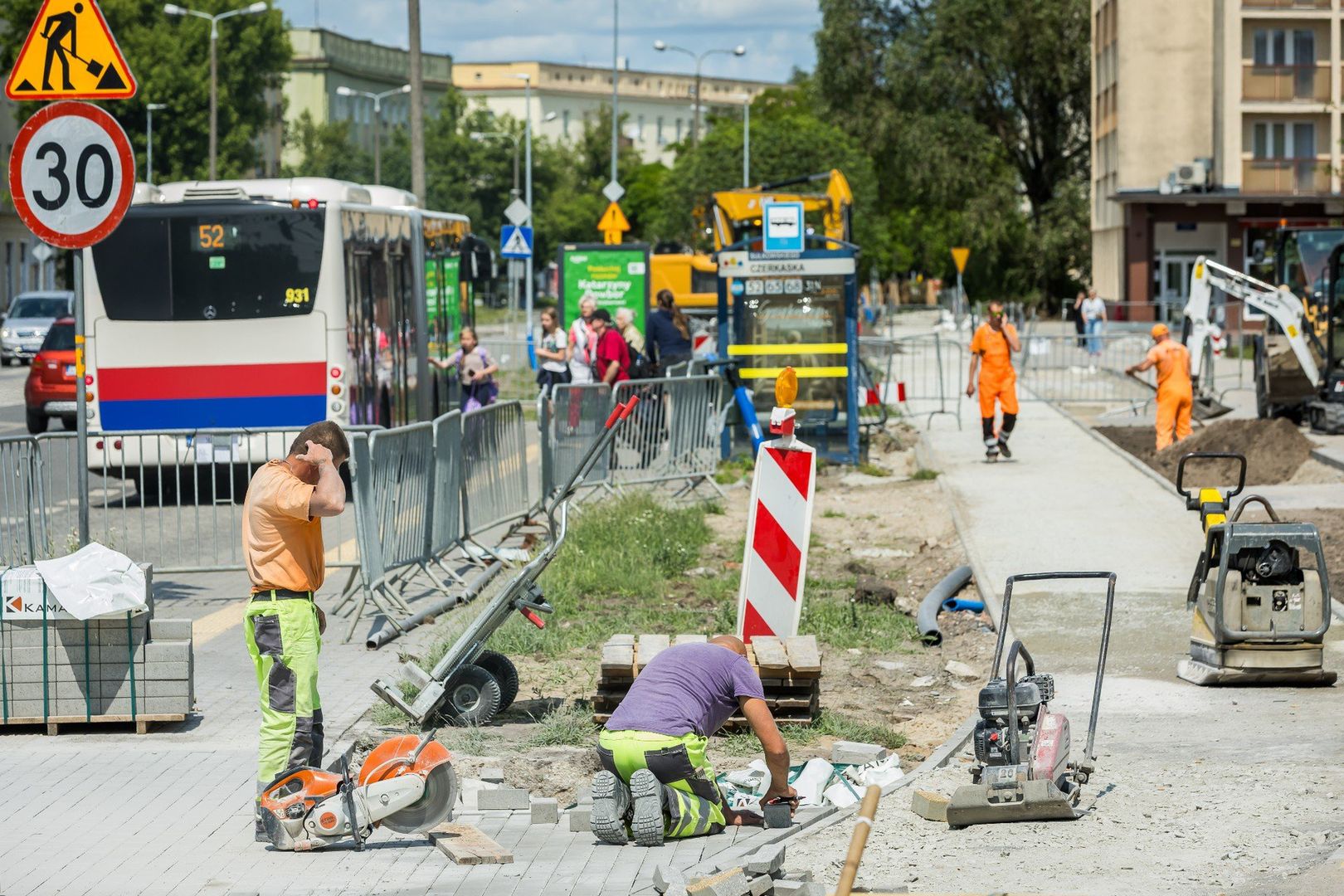 Jeszcze przed wakacjami ma zostać ułożona nawierzchnia nowych ścieżek dla jednośladów na odcinkach od Modrzewiowej do Czerkaskiej po wschodniej stronie ulicy oraz od Dwernickiego do Czerkaskiej po zachodniej.