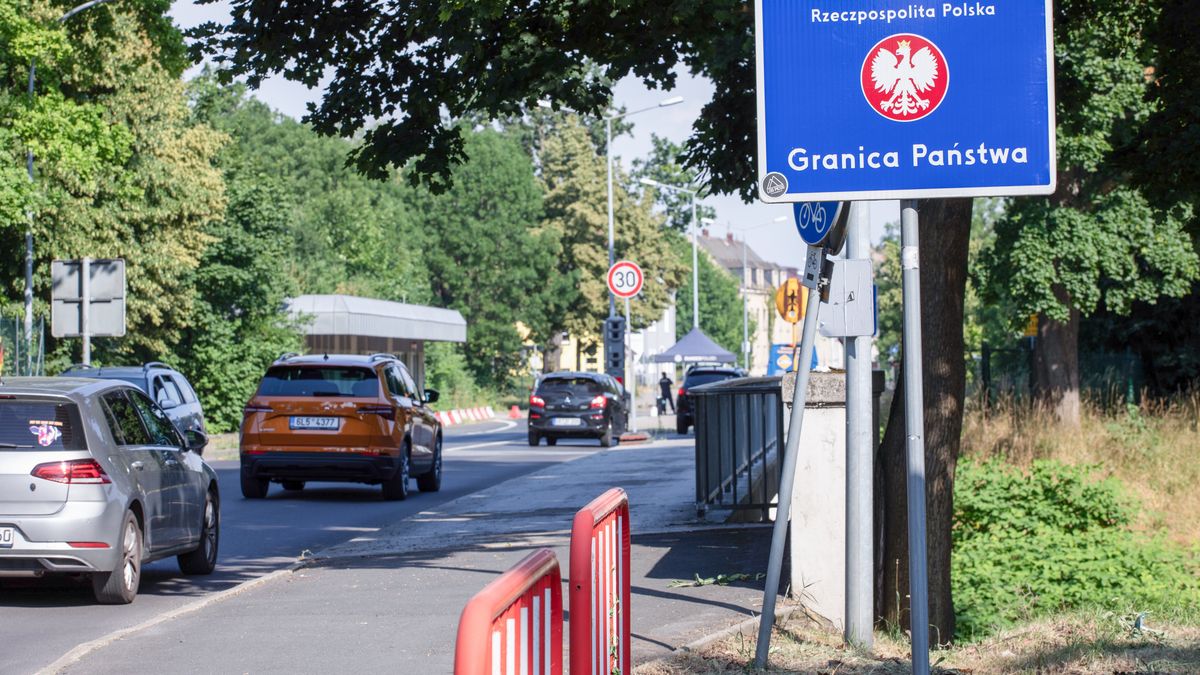 Porajów (gm. Bogatynia, pow. zgorzelecki), 03.07.2025. Granica polsko-niemiecka na Nysie Łużyckiej w okolicach Porajowa, 3 bm. (jm) PAP/Krzysztof Ćwik