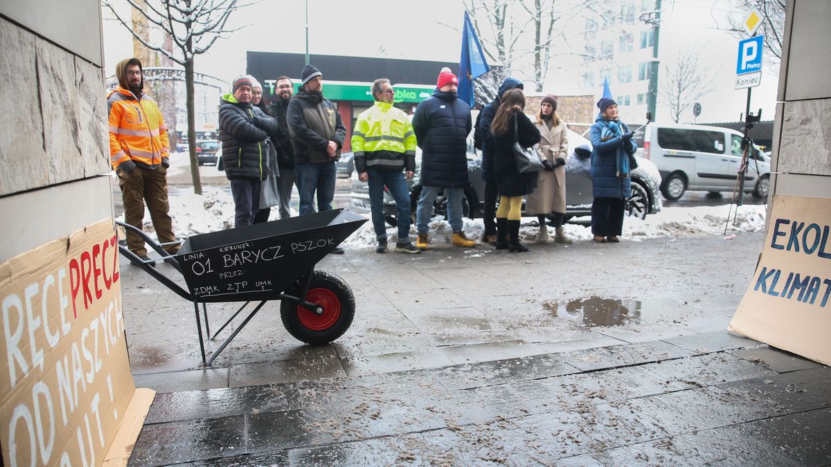 protest przed rozpraw� ws. uchwa�y o strefie czystego transportu
Krak�w, 14.01.2026. Protest przed Wojew�dzkim S�dem Administracyjnym w Krakowie, 14 bm. WSA rozpatruje cztery skargi na uchwa�� o SCT: wojewody ma�opolskiego, by�ego ministra infrastruktury Andrzeja Adamczyka, radnego miejskiego Wieliczki Bart�omieja Krzycha oraz gminy Skawina. (mr) PAP/�ukasz G�gulski
�ukasz G�gulski
administracyjna, proces, protest, rozprawa, s�d, SCT, strefa czystego transportu, uchwa�a, Wojew�dzki S�d Administracyjny, WSA