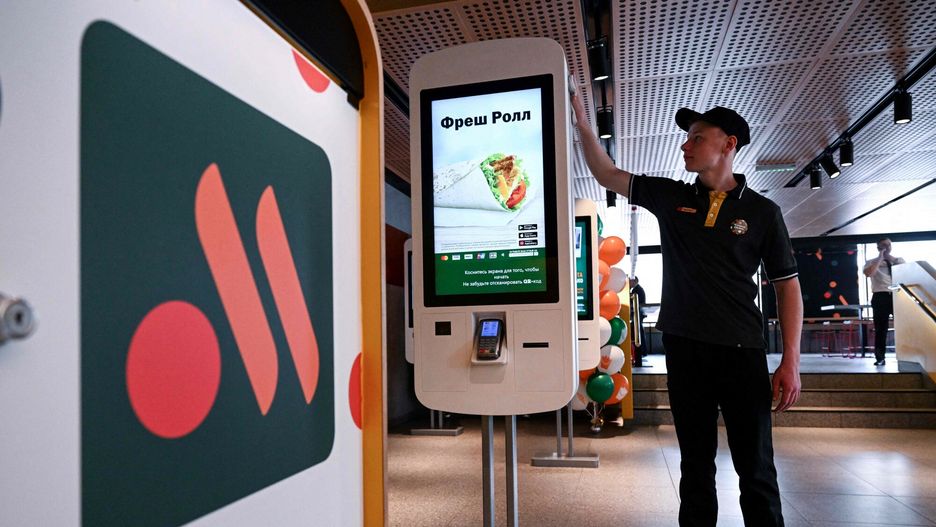 Restauracja imituj?ca McDonald'sa w MoskwieAn employee cleans a self-ordering machine at the Russian version of a former McDonald's restaurant before the opening ceremony, in Moscow on June 12, 2022. (Photo by Kirill KUDRYAVTSEV / AFP)KIRILL KUDRYAVTSEV