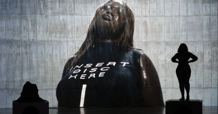 Z Tate Modern do Warszawy. Christelle Oyiri i "Ghost Rider" w Narodowej Galerii Sztuki Zachęta